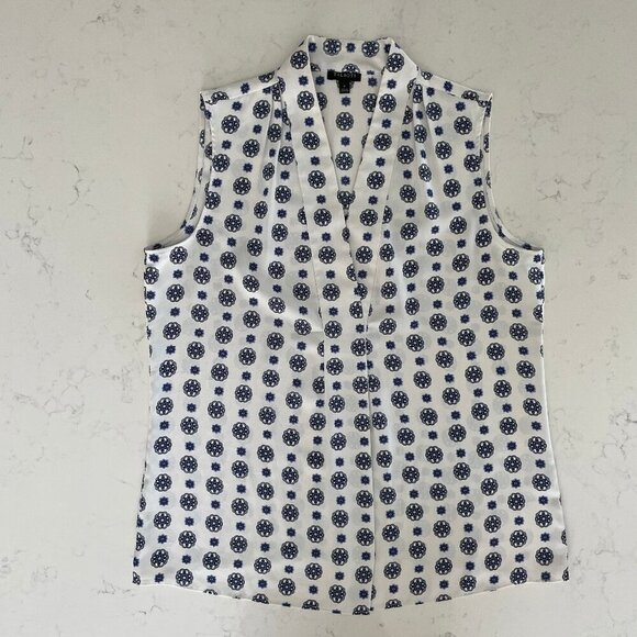 Talbots Sleeveless V Neck Easycare Medallion Print Top Blue + White Sz S - Picture 1 of 9